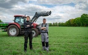 Deux agriculteurs dans un champ