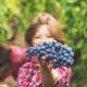 Une viticultrice tenant des raisins à la main