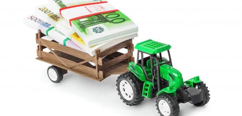 Un jouet tracteur transportant des billets