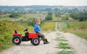 Un petit garçon sur un petit tracteur