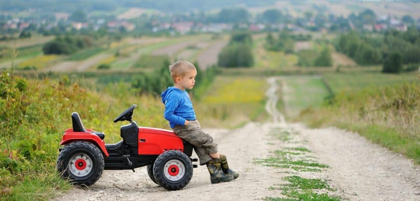 Un petit garçon sur un petit tracteur