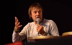 Nicolas Hulot tenant un micro à la fête de l'Humanité