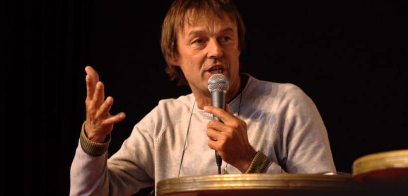 Nicolas Hulot tenant un micro à la fête de l'Humanité