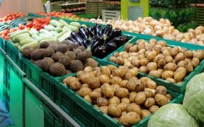 Pommes de terre sur un étal de supermarché