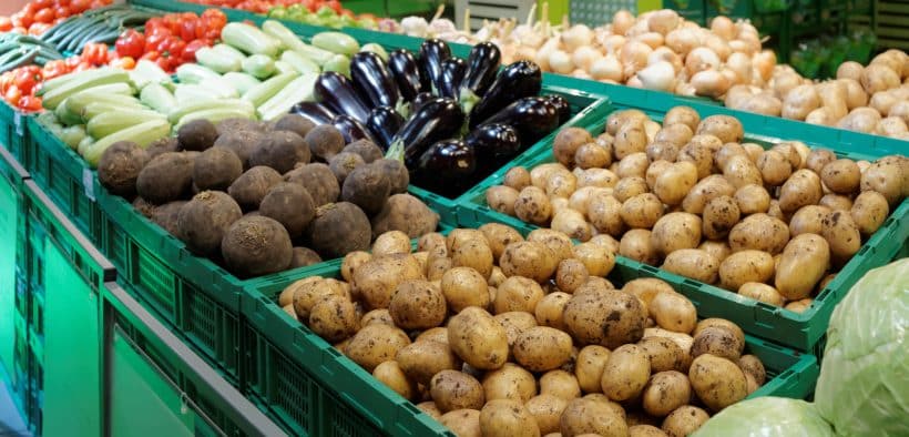 Pommes de terre sur un étal de supermarché