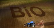 Tracteur dans un champ avec l'écriture "BIO"