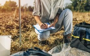 L'analyse des sols. Agronomes féminines prenant des notes en extérieur