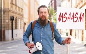 Un homme manifestant avec une affiche "MSAASM"