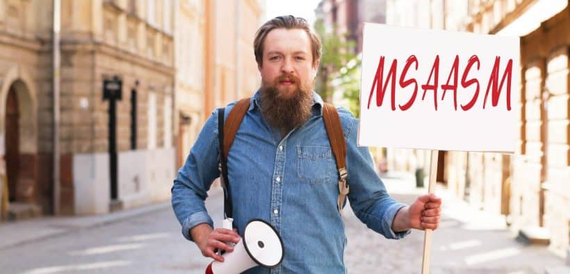 Un homme manifestant avec une affiche "MSAASM"