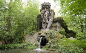 Statue de José Bové dans le Larzac