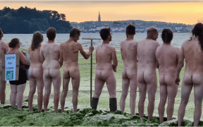 Alignement de plusieurs hommes de dos, affichant leurs fesses nues