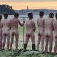 Alignement de plusieurs hommes de dos, affichant leurs fesses nues