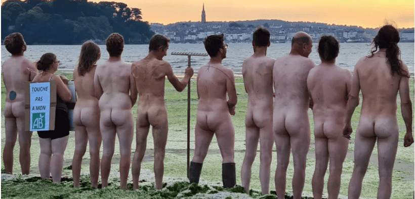 Alignement de plusieurs hommes de dos, affichant leurs fesses nues