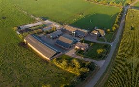 Ferme entouré de champs et de prés dans le cadre du Land Sharing