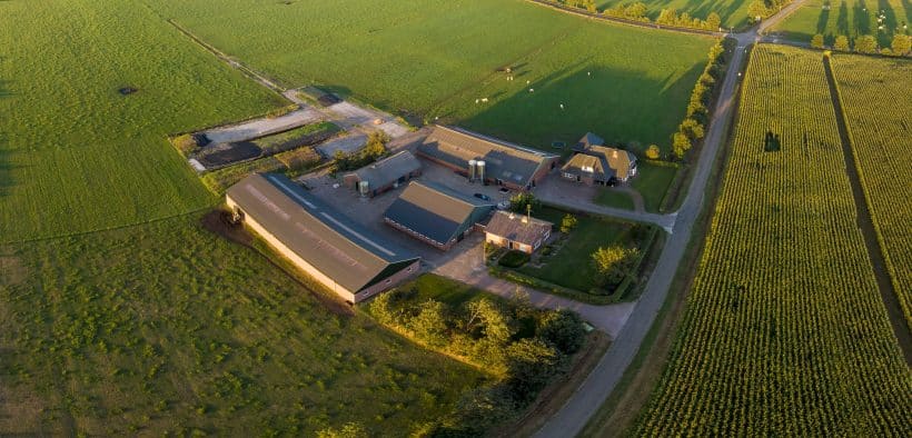 Ferme entouré de champs et de prés dans le cadre du Land Sharing