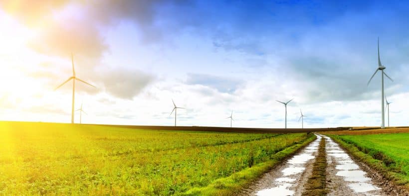 Paysage agricole avec des éoliennes