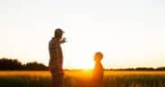 Agriculteur et son fils dans un champ
