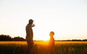 Agriculteur et son fils dans un champ