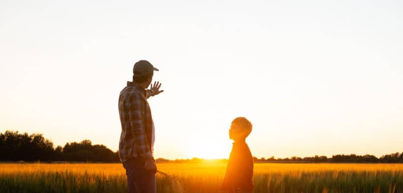 Agriculteur et son fils dans un champ