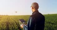 Agriculteur utilisant un drône pour son champ